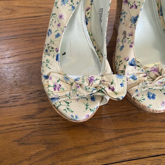 Bamboo floral wedges - size 8 1/2 - Picture 4 of 7